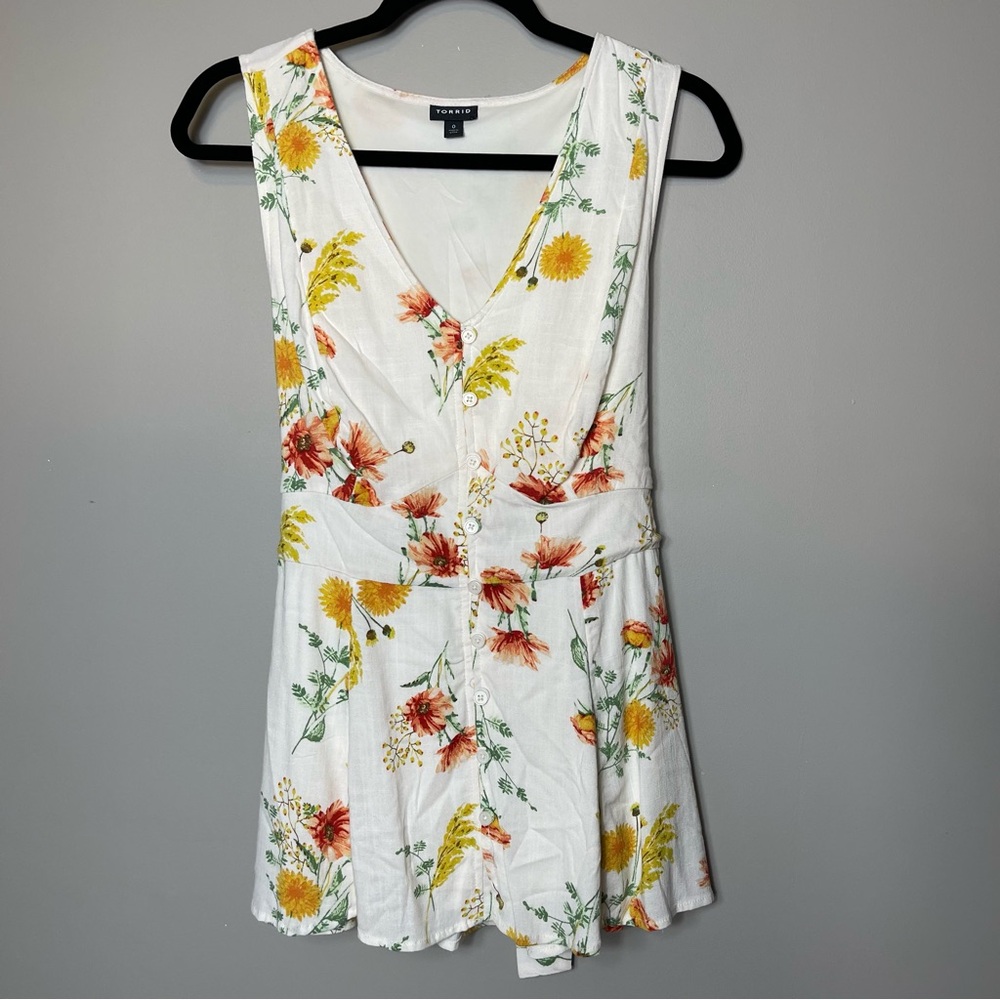 Torrid Sleeveless Babydoll Floral Top Size 0 Tie Back Cream V Neck Casual Large